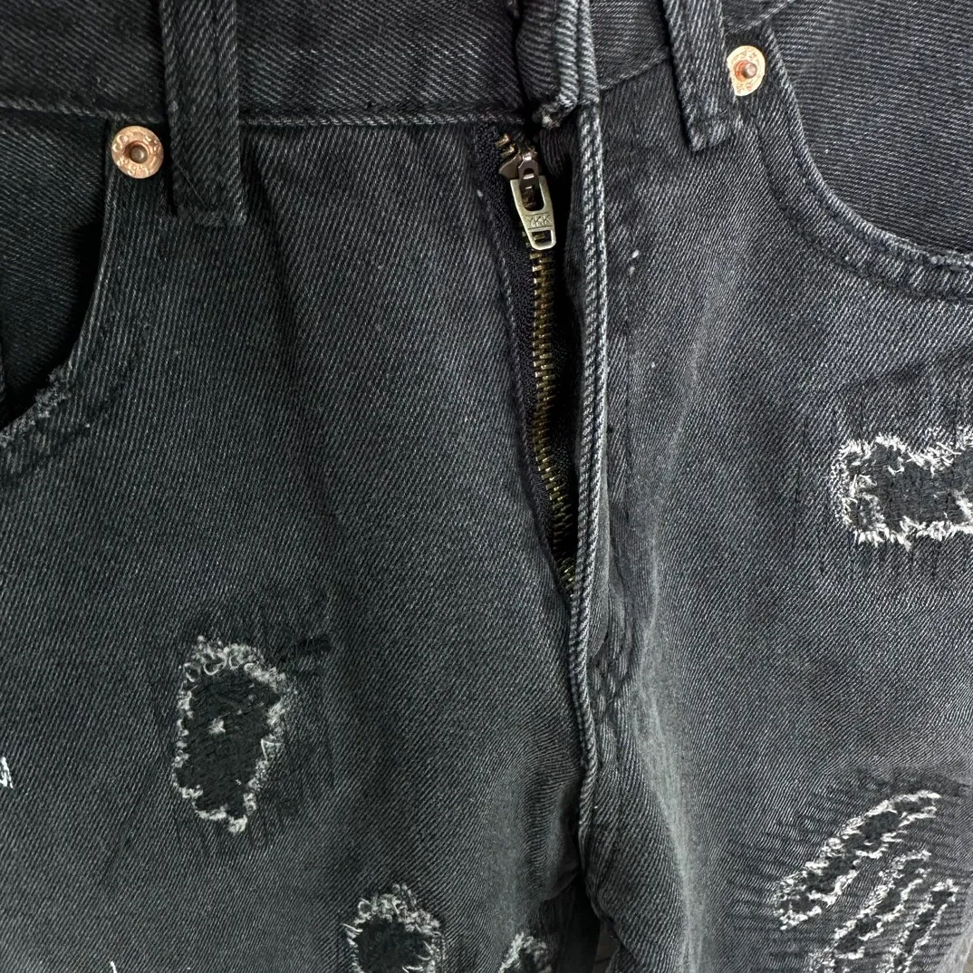 P260 GALLERY DEPT. 2024 new heavy-duty ripped embroidered couple's style washed jeans 🔥High version🔥High version🔥Top ceiling quality Styles with different washed textures are very friendly to people with thin legs and thick legs. The straight version is very flattering to the leg shape. Moderate length that never goes out of style, easy to match with casually, basic styling for various styles, a must-have in the wardrobe! The fabric is stiff but also makes the upper body soft without losing texture. The washing process is even more perfect. It is a must-have item for everyone! ! ! Washed wheat, hang tag, pants label, complete with three labels Color: washed black Size: 28, 30, 32, 34, 36 (equivalent to S-2XL)